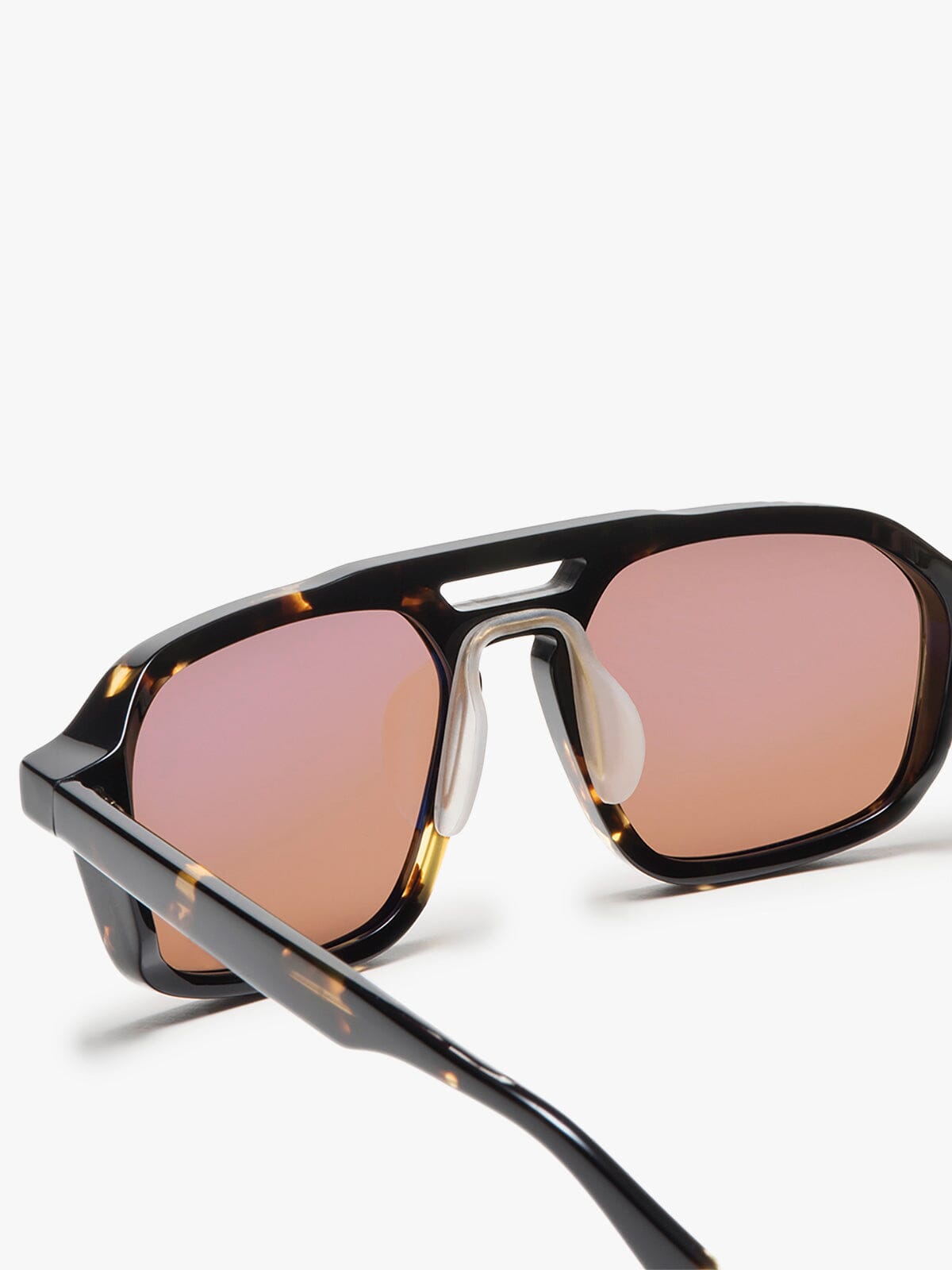 AO x MW : Navigator by Mission Workshop - Wetterfeste Taschen und technische Bekleidung - San Francisco & Los Angeles - Für die Ewigkeit gebaut - Garantiert