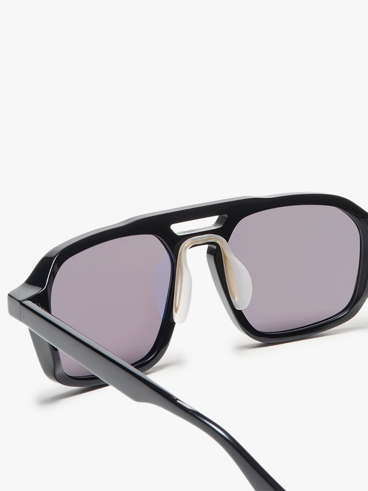 AO x MW : Navigator by Mission Workshop - Wetterfeste Taschen und technische Bekleidung - San Francisco & Los Angeles - Für die Ewigkeit gebaut - Garantiert