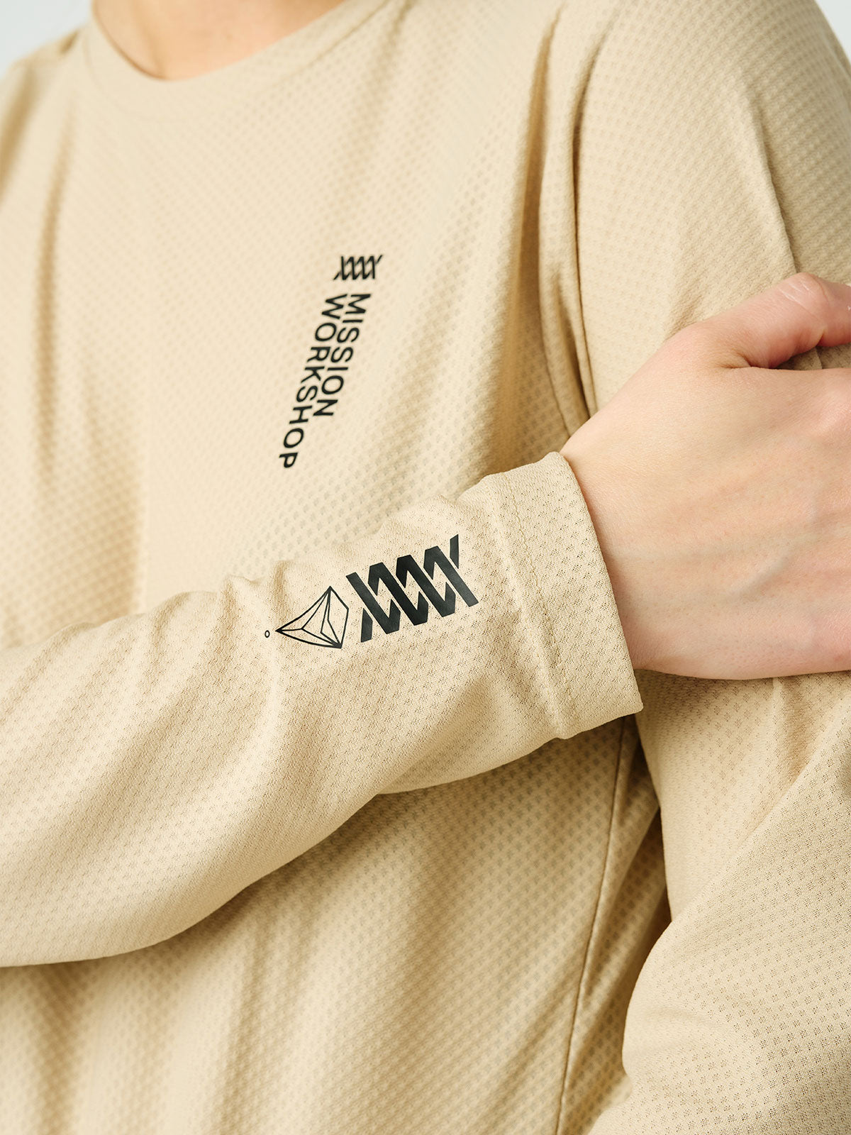Mission Pro Tech Tee : LS Women's von Mission Workshop - Wetterfeste Taschen & Technische Bekleidung - San Francisco & Los Angeles - Für die Ewigkeit gebaut - Garantiert