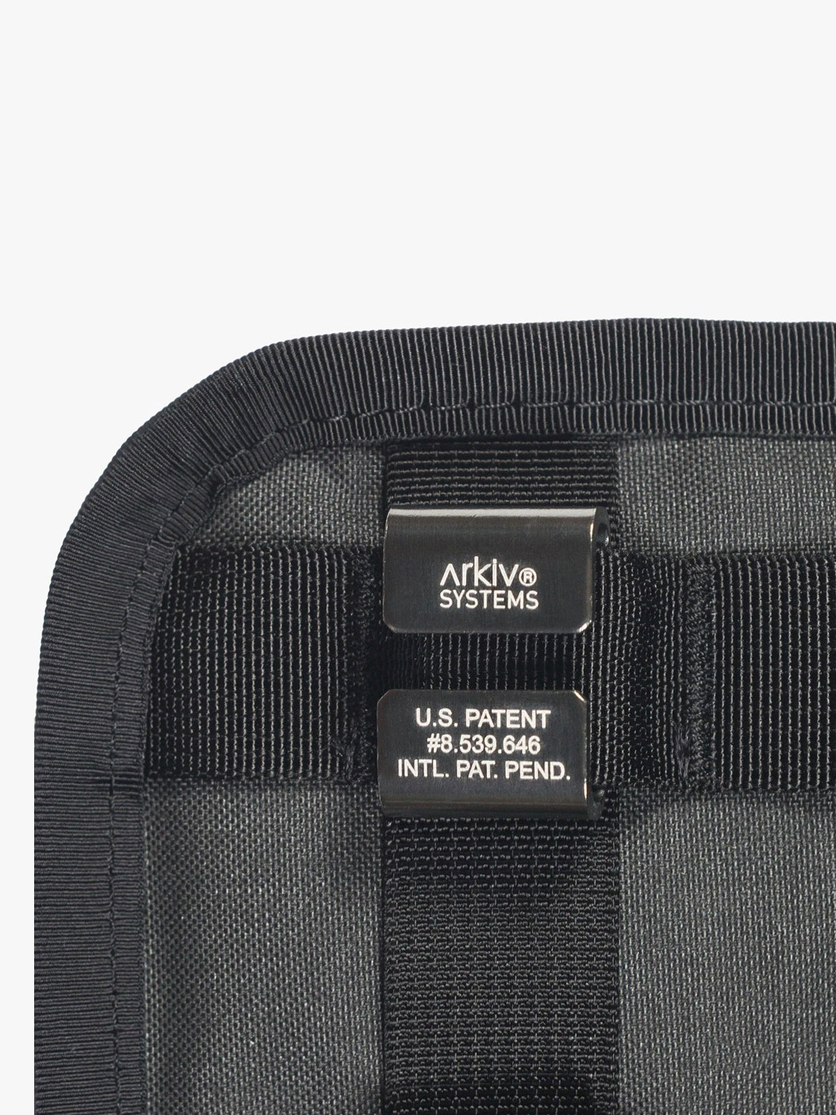 Arkiv Vertikale Reißverschlusstasche von Mission Workshop - Wetterfeste Taschen & Technische Bekleidung - San Francisco & Los Angeles - Für die Ewigkeit gebaut - Garantiert