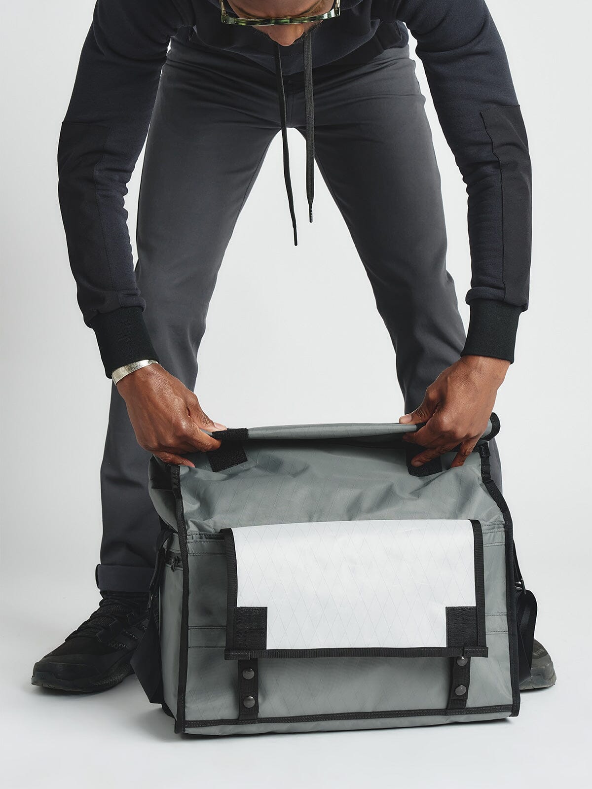 Helmsman : VX by Mission Workshop - Wetterfeste Taschen und technische Bekleidung - San Francisco & Los Angeles - Für die Ewigkeit gebaut - Garantiert